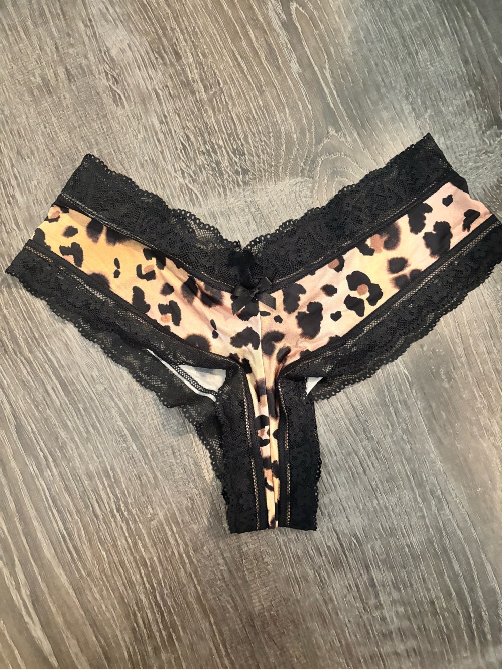 VICTORIA’S SECRET CHEEKY